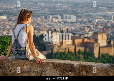 Donna al tramonto su Granada e Alhambra Foto Stock