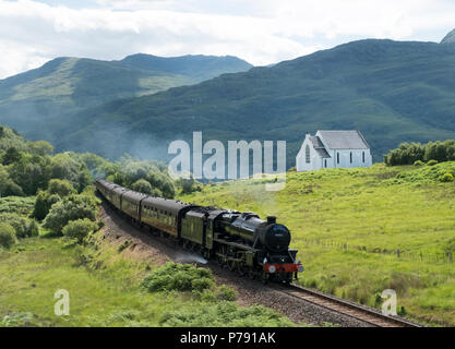 Il Giacobita Express ( Hogwarts Express) passa la Nostra Signora del Braes chiesa cattolica romana vicino Polnish sul Forth William a Mallaig linea. Foto Stock