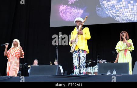 Nile Rodgers eseguendo con un tocco di eleganza a IOW festival 2018 Foto Stock