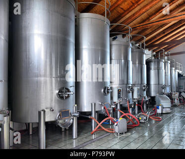 Acciaio inossidabile tini di vino in una fila all'interno della cantina Foto Stock