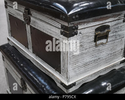 Design vintage gabbia in legno per la casa decorazione con pelle naturale sede. lato close-up shot Foto Stock