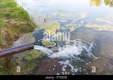 Dalla canalizzazione dei flussi di acqua nel fiume, lago, il mare. L'inquinamento ambientale, la catastrofe ecologica Foto Stock