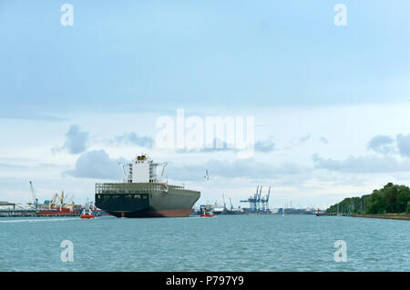 Un enorme contenitore vuoto nave, blu nave da carico sull'acqua Foto Stock