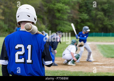 Alta scuola giocatore di baseball in attesa per il suo a bat Foto Stock