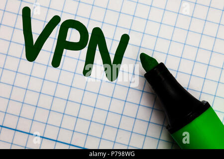 La scrittura della nota mostra VPN. Business photo vetrina virtuale protetta la rete privata attraverso il dominio riservato protetto un foglio di carta millimetrata pennarello idee Foto Stock