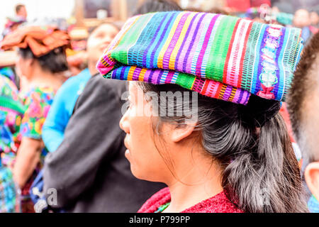 Parramos, Guatemala - 28 dicembre 2016: Maya indigeni donna vestita in un tradizionale copricapo in processione religiosa nel paese vicino a Antigua Foto Stock