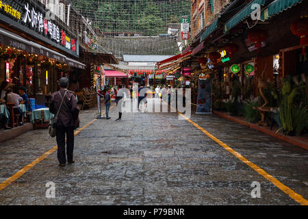 YANGSHUO, Cina - 10 Maggio 2018: via commerciale con ristoranti e trattorie nelle vicinanze del mercato nel centro della città di Guilin, Guangxi, Cina. La pace fa Foto Stock