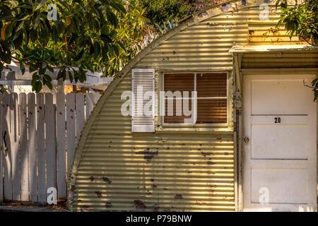 Vintage Quonset hut minuscolo edificio casa di lamiera ondulata weathered casa vecchia Foto Stock