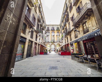 Barcellona, Spagna - 10 dicembre 2017: vista del piccolo Passatge Madoz vicino alla Rambla di Barcellona Centro Foto Stock