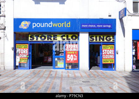 Un negozio Poundworld in Leeds City Center visualizza una chiusura di firmare dopo la recente notizia della società in difficoltà finanziaria Foto Stock