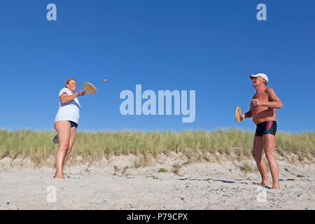Giovane giocare palla spiaggia, spiaggia, Wustrow, Fischland, Meclemburgo-Pomerania Occidentale, Germania Foto Stock
