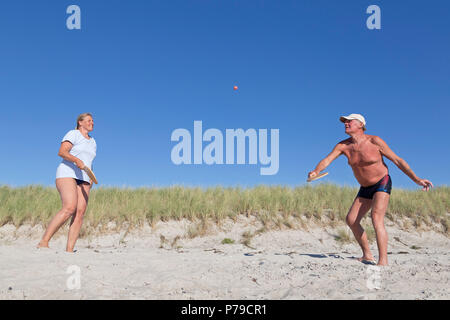 Giovane giocare palla spiaggia, spiaggia, Wustrow, Fischland, Meclemburgo-Pomerania Occidentale, Germania Foto Stock