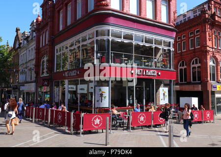 Pret a Manger uscita nel cuore del centro cittadino di Leeds Foto Stock