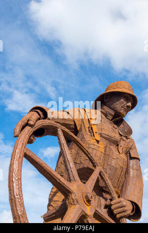 Statua di una scialuppa di salvataggio timoniere da Ray Lonsdale a Seaham Harbour Foto Stock