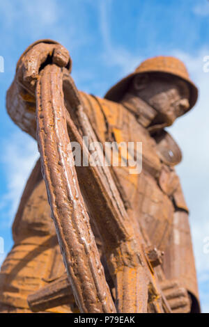 Statua di una scialuppa di salvataggio timoniere da Ray Lonsdale a Seaham Harbour Foto Stock