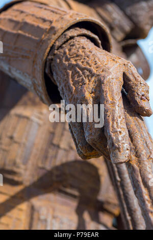 Statua di una scialuppa di salvataggio timoniere da Ray Lonsdale a Seaham Harbour Foto Stock