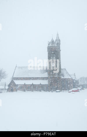 St Mary's Chiesa Cattolica, Blackhill, in Consett, County Durham, Regno Unito, chiesa in tempesta di neve auto parcheggiate fuori Foto Stock