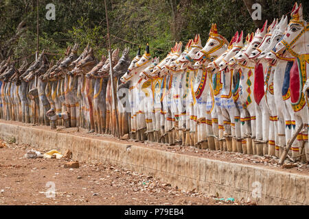 I cavalli di argilla assemblato in omaggio al dio indù Ayyanar che circonda i solai Andavar tempio a Pallathur in Tamil Nadu, India. Foto Stock