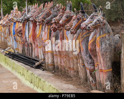 I cavalli di argilla assemblato in omaggio al dio indù Ayyanar che circonda i solai Andavar tempio a Pallathur in Tamil Nadu, India. Foto Stock