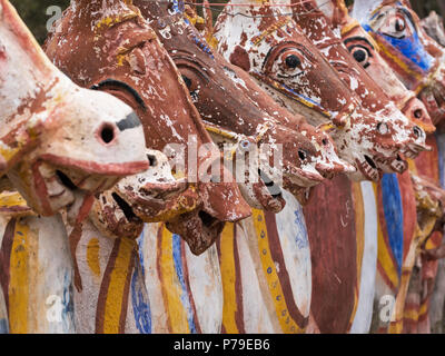 I cavalli di argilla assemblato in omaggio al dio indù Ayyanar che circonda i solai Andavar tempio a Pallathur in Tamil Nadu, India. Foto Stock