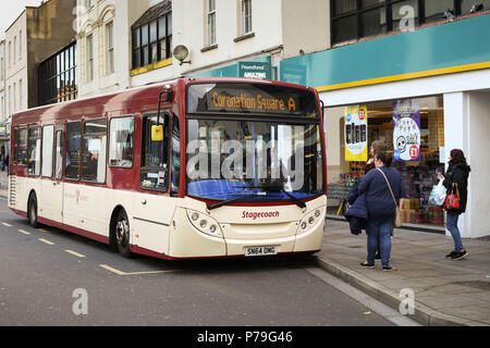 La gente la cattura di un servizio pubblico di autobus alla fermata in Cheltenham town center Foto Stock