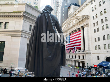 Il New York Stock Exchange e la ex sede della J.P. Morgan Bank come si vede dalla Federal Hall National Memorial. Foto Stock