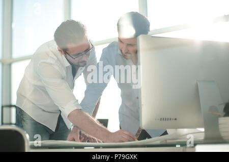 Ingegnere e architetto guarda i bozzetti del progetto Foto Stock