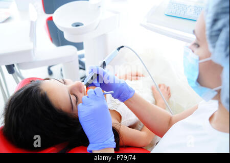 Giovane bella ragazza in studio dentistico. Bambini esamina dentista denti per un bambino. Foto Stock