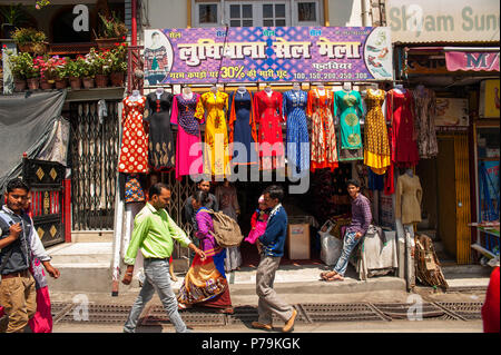 Scena di strada a Nainital, negozio di vendita tradizionale indiano vestiti, Malittal, Nainital, Uttarakhand, India Foto Stock