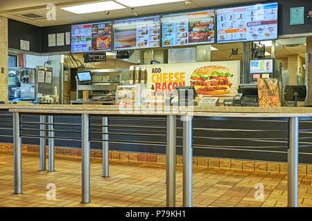 Interno del contatore di servizio di un Burger King e un ristorante fast food a Montgomery in Alabama, Stati Uniti d'America. Foto Stock