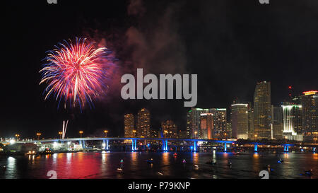 Il fuoco funziona celebrando American Independence Day (quarta di luglio) e la città di skyline di Miami, Miami, Florida, 2018. Foto Stock