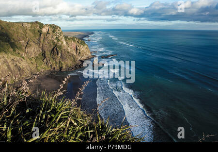 Il Mercer Bay da Te Ahua point sulla costa ovest di Auckland in Nuova Zelanda Foto Stock