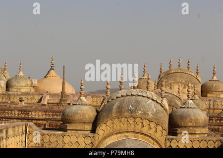 Nahargarh Fort sorge sul bordo dei monti Aravalli, che domina la città di Jaipur nello stato indiano del Rajasthan. Foto Stock