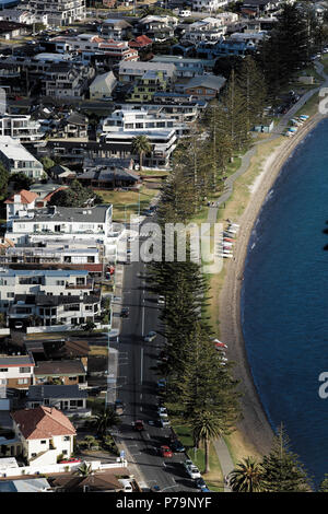 Vista di appartamenti e case confinanti con il porto di Mount Maunganui, Tauranga, Nuova Zelanda Foto Stock