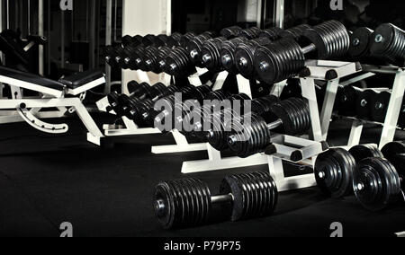 Molti neri manubri in dark sala pesi, la foto in orizzontale Foto Stock