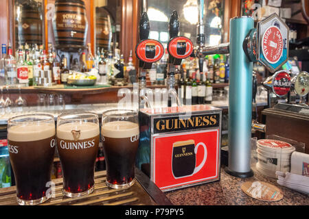 Rubinetti di Guinness nella barra del Stags Head Pub, Dame corte, Temple Bar di Dublino, Provincia di Leinster, Repubblica di Irlanda Foto Stock