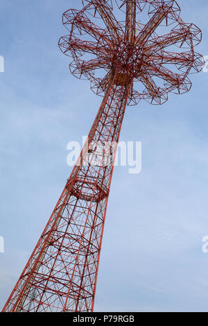 NEW YORK, NY - 29 giugno: struttura in acciaio dell'iconico peculiare Parachute Jump, Brooklyn su Giugno 29th, 2017 a New York, Stati Uniti d'America. (Foto Foto Stock