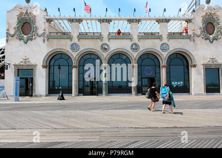 NEW YORK, NY - 29 giugno: peculiare edificio ex bambini ristorante, a Brooklyn su Giugno 29th, 2017 a New York, Stati Uniti d'America. (Foto Foto Stock
