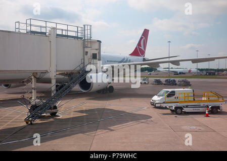 Aeromobili parcheggiati all'Aeroporto di Manchester, Manchester, Inghilterra, Regno Unito. Foto Stock