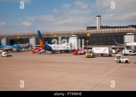 Aeromobili parcheggiati all'Aeroporto di Manchester, Manchester, Inghilterra, Regno Unito. Foto Stock