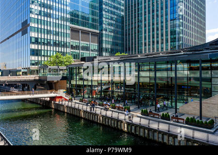 Area salotto all'aperto e caffetterie, Canary Wharf, London, Regno Unito Foto Stock