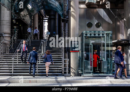 L'ingresso all'edificio della Lloyd di Londra, Inghilterra Foto Stock