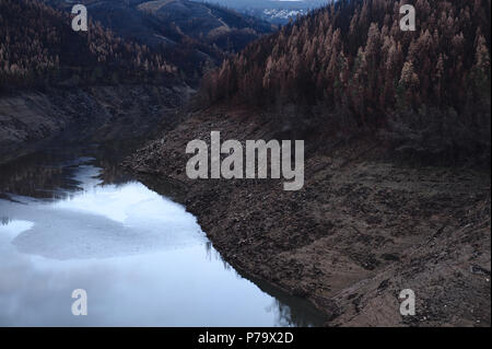 Il bacino del fiume Zezere, con gli effetti visibili della grave siccità e gli alberi carbonizzati in i suoi margini di profitto. Foto Stock