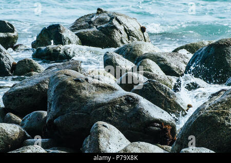 Rocce e mare a San Bartolo spiaggia sud di Lima - Perù Foto Stock