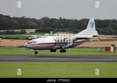 UR-CAK, un Antonov un-12bp cargo aerei operati da ucraina Air Alliance, atterraggio nosewheel prima presso l'Aeroporto di Prestwick in Ayrshire. Foto Stock