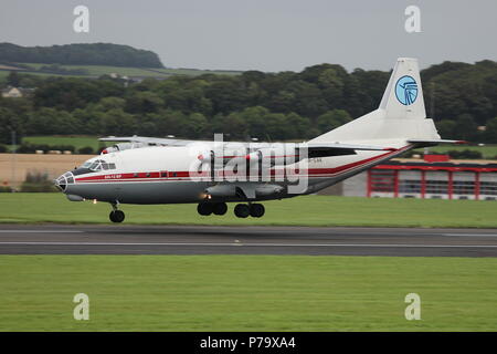 UR-CAK, un Antonov un-12bp cargo aerei operati da ucraina Air Alliance, atterraggio nosewheel prima presso l'Aeroporto di Prestwick in Ayrshire. Foto Stock