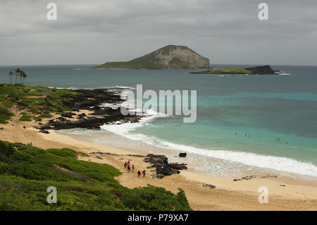 Makapuu Beach Park con Kaohikaipu isola stato santuario degli uccelli marini in background. Makapuu Beach Park, Oahu Island, Hawaii, Stati Uniti d'America. Foto Stock