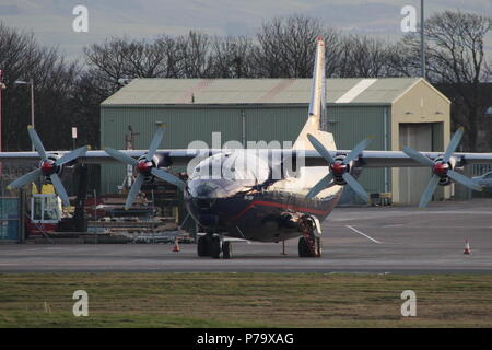 UR-CZZ, un Antonov un-12bp cargo aerei operati da ucraina Air Alliance, presso il terminal merci presso l'Aeroporto di Prestwick in Ayrshire. Foto Stock