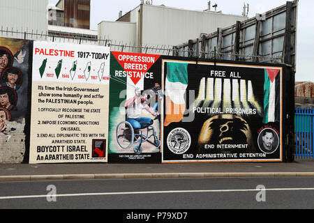 Grafitti politico copre la parete di pace a Belfast, Irlanda del Nord. Le pareti sono state erette per separare il repubblicano e popolazioni lealisti duri Foto Stock