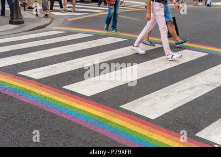 Parigi, Francia - 24 Giugno 2018: Gay Pride bandiera crosswalk a Parigi gay village con persone che attraversano Foto Stock